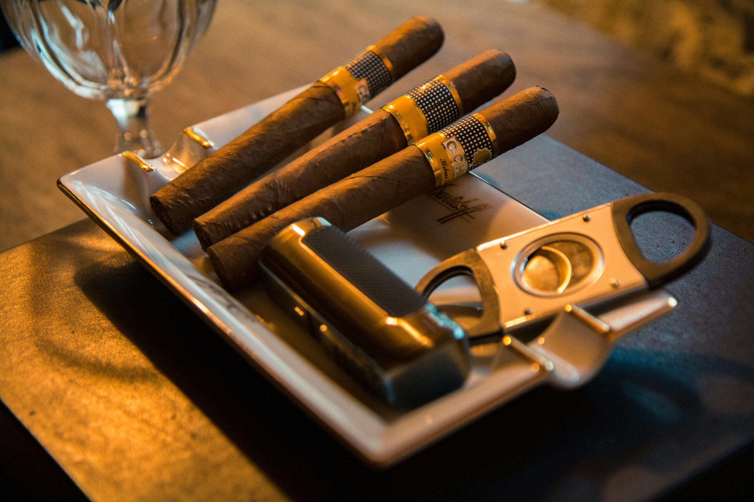 Cigar Lounges, os espaços exclusivos para apreciadores de charutos em Gramado
