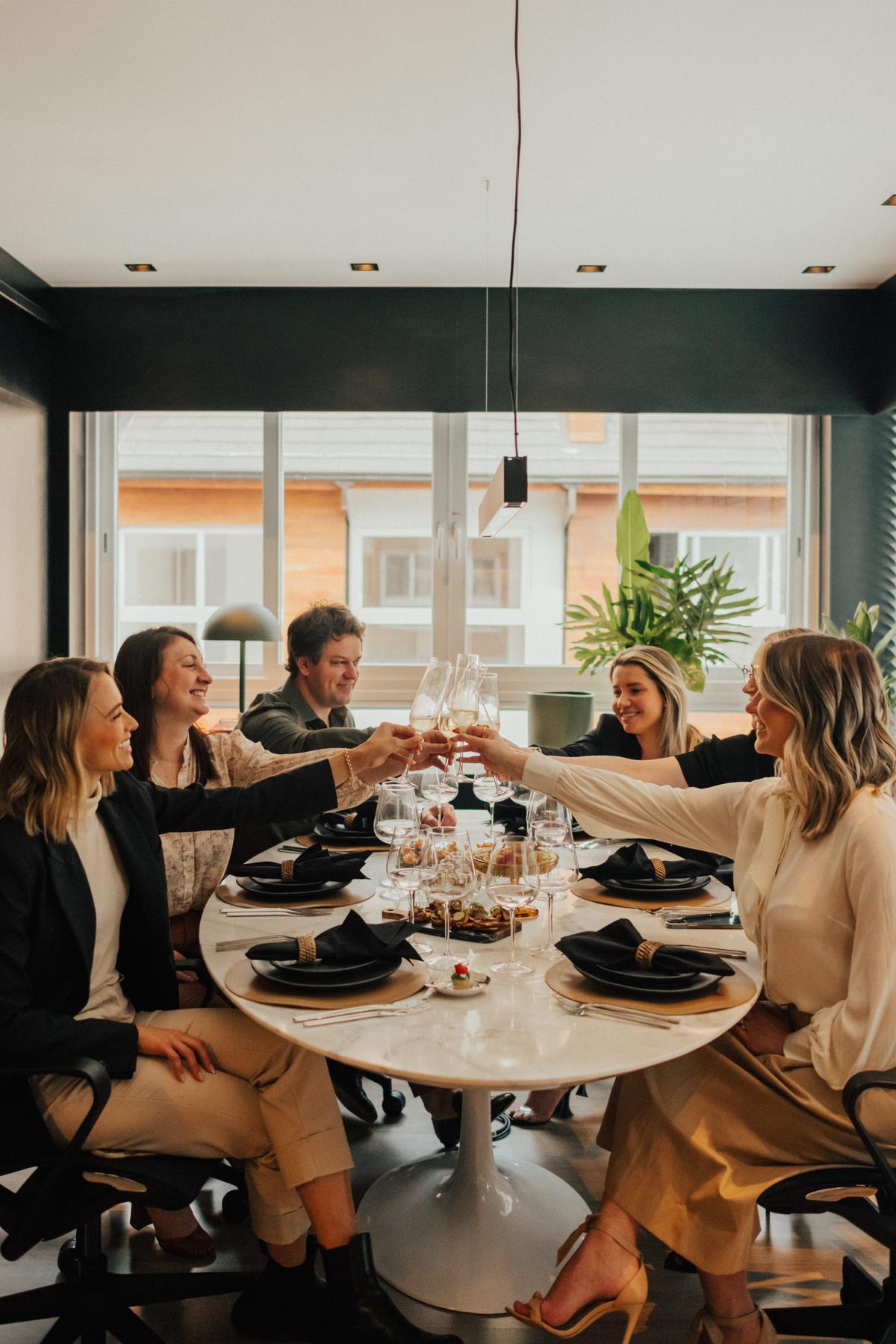 Foto de uma família sorridente desempacotando caixas em uma nova casa com vista para as paisagens exuberantes de Gramado, simbolizando sua mudança de vida para a cidade.