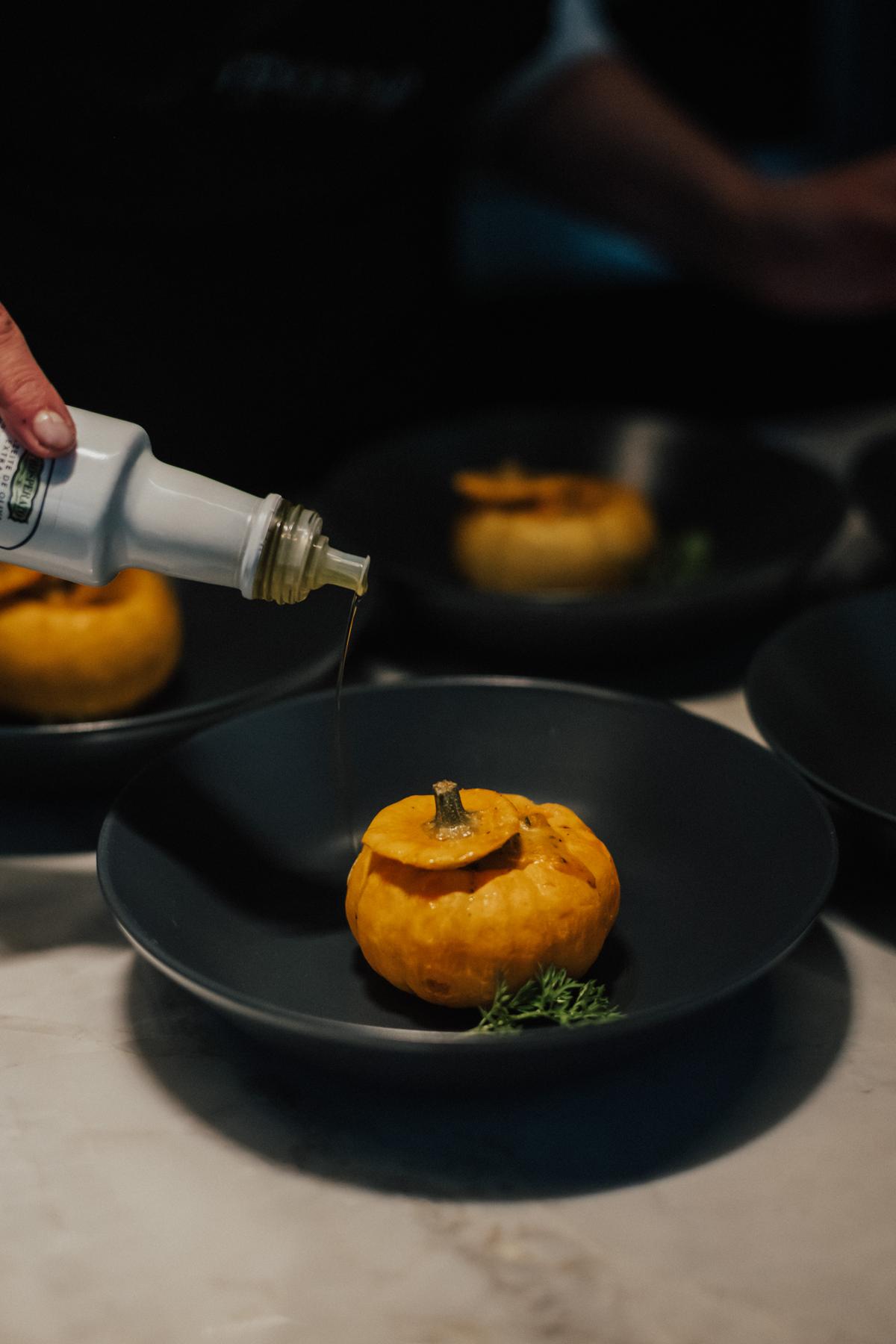 "Vista panorâmica de Gramado mostrando ruas tranquilas e arquitetura charmosa, refletindo o cotidiano pacífico na cidade."