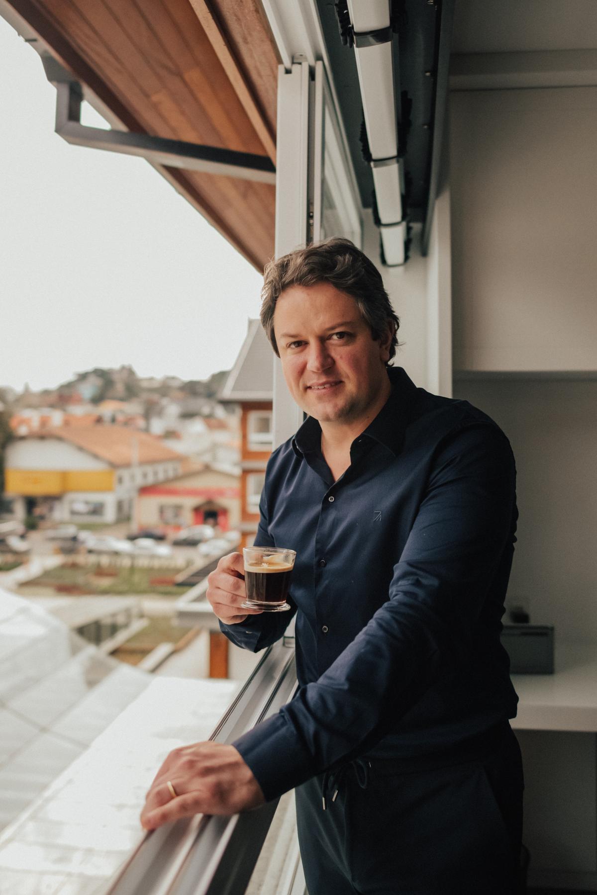 "Vista panorâmica de Gramado mostrando ruas arborizadas e arquitetura europeia, refletindo a alta qualidade de vida na cidade."