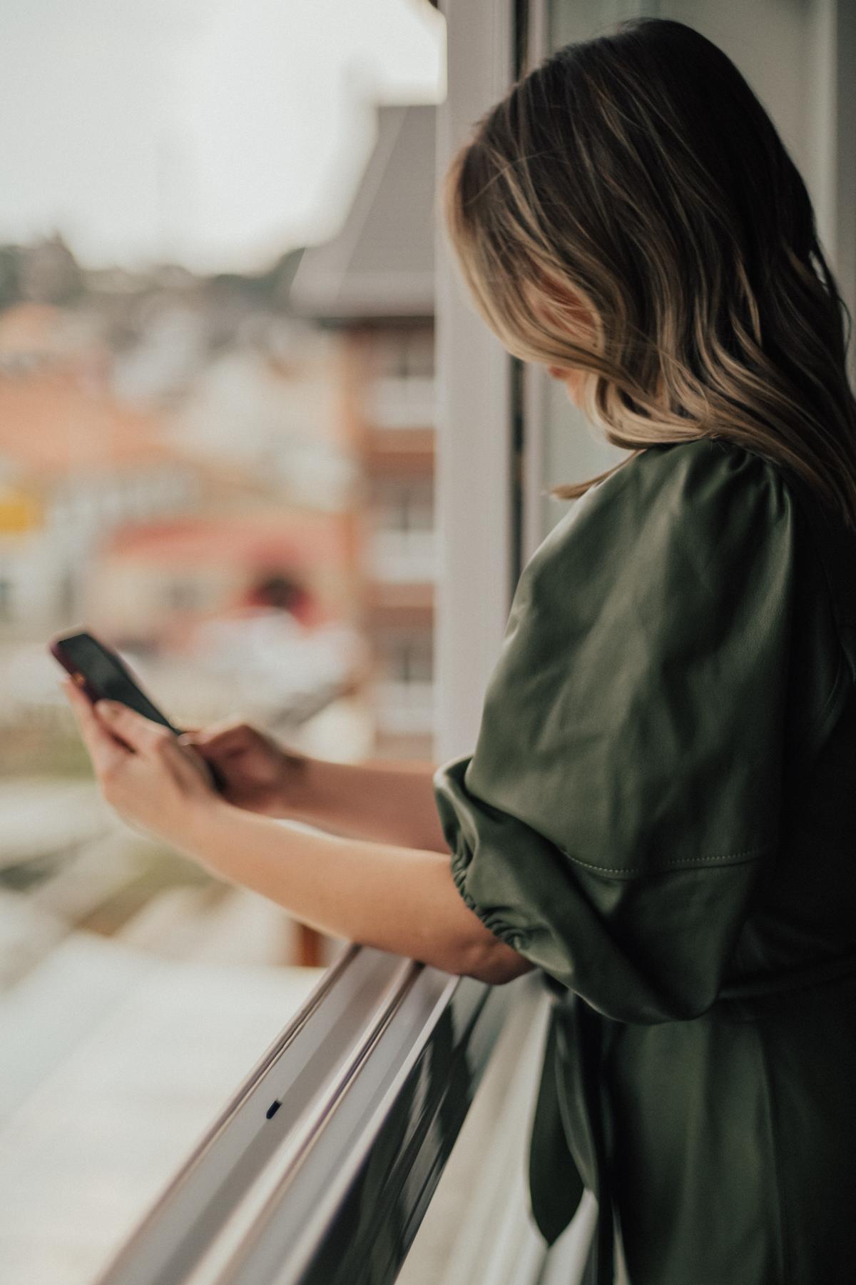 Imagem de um luxuoso apartamento em Gramado, mostrando uma sala de estar espaçosa com decoração sofisticada, grandes janelas com vista para a paisagem natural, enfatizando o conceito de apartamentos alto padrão Gramado.