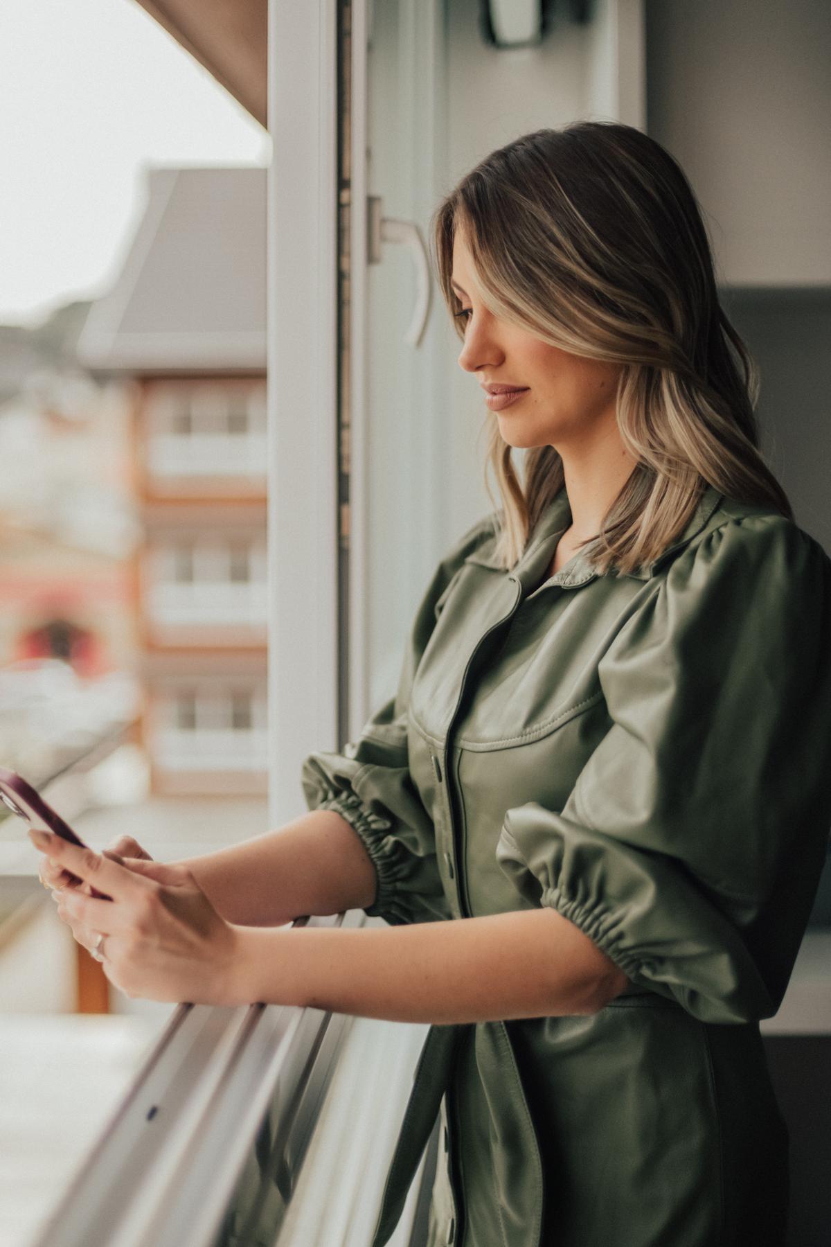 Imagem de uma paisagem urbana de Gramado ao entardecer, destacando imóveis luxuosos com iluminação suave, realçando a valorização dos imóveis na cidade.