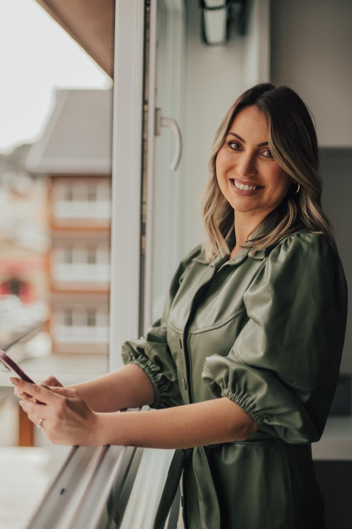 "Comparação visual entre a cidade de Gramado e capitais do Sul, destacando pontos de interesse e áreas de investimento imobiliário"