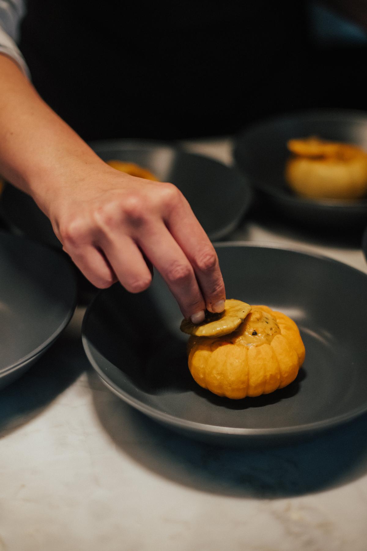 Vista panorâmica de uma casa de campo espaçosa e luxuosa em Gramado, cercada por uma vasta área verde típica de imóveis rurais na região.