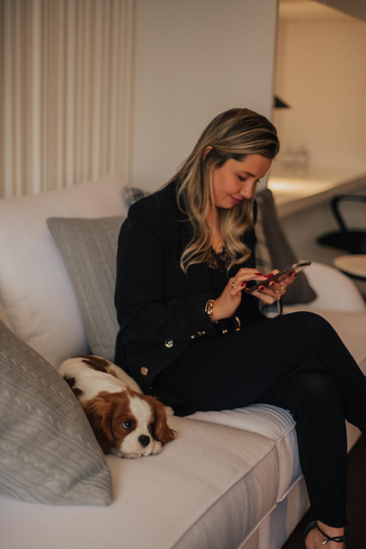 Imagem de um interior luxuoso de um imóvel em Gramado, destacando móveis sob medida e detalhes de design exclusivos que exemplificam a personalização de imóveis Gramado.